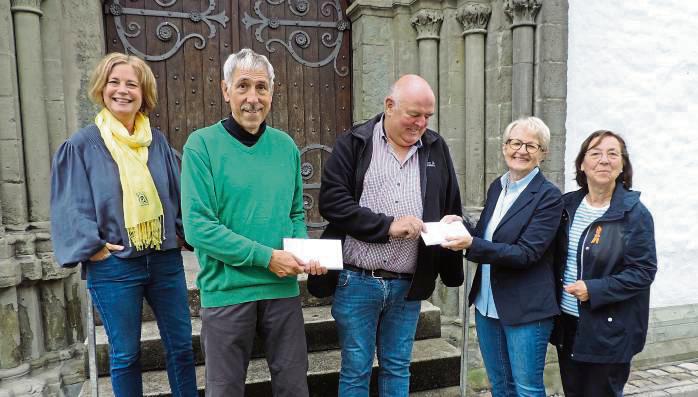 Helfen Seniorinnen: (v.l.): Susanne Lengyel, Pfarrer Christoph Peters, Willi Pieper, Maria Rebbert und Monika Gunga.