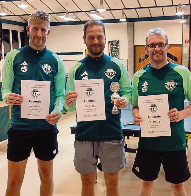 Seinen Vorjahreserfolg bei den Tischtennis-Vereinsmeisterschaften des TTV Kneblinghausen-Meiste wiederholte Daniel Kellerdhoff (Mitte). Er setzte sich vor Dominik Farke (l.) und Christian Witthaut (r.).