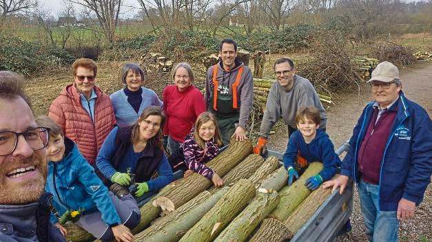 Engagierte Helfer vom Verein Lippstädter Grün schneiden und pflegen Weiden entlang der Lippe – ein wichtiger Beitrag zum Erhalt der Naturlandschaft.