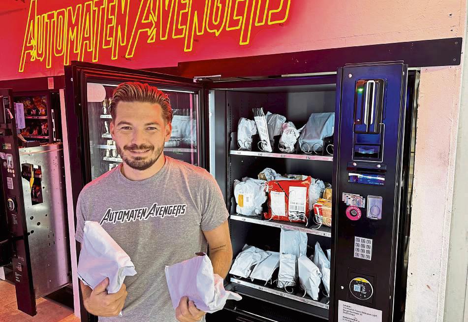 Überraschungspakete aus dem Automaten verkaufen Tim Popil und sein Geschäftspartner im Automaten-Kiosk an der Lange Straße 5. Fotos: Cegelski (4)/ Niggenaber