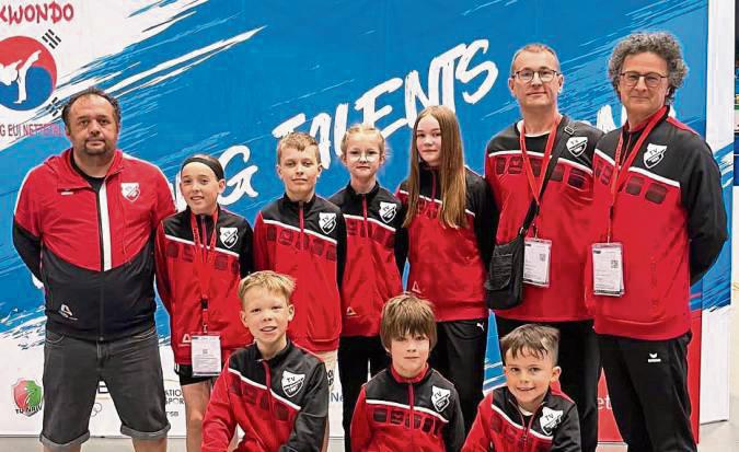 Beim Euregio-Cup der TG Nettetal im Eissport- und Eventpark in Grefrath (h.v.l.): Trainer Ahmet Gashi, Leila Gashi, Xhavit Halili, Alissa Schweinert, Romy Feldmann, Trainer Stefan Schweinert, Trainer Walter Köpp-Farke; (v.v.l.) Robin Ehmann, Noah Köpp und Tim Tikvic vom TV Kallenhardt.