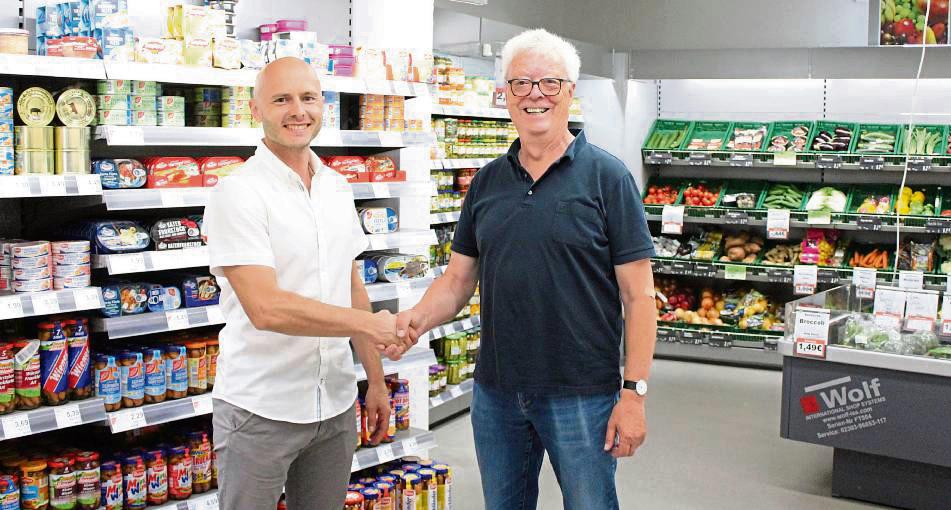 Nach 50 Jahren übergibt Heinz-Peter Buschkühle (r.) seinen Getränke- und Lebensmittelmarkt nun an Sandor Tejgel. Foto: Mintert