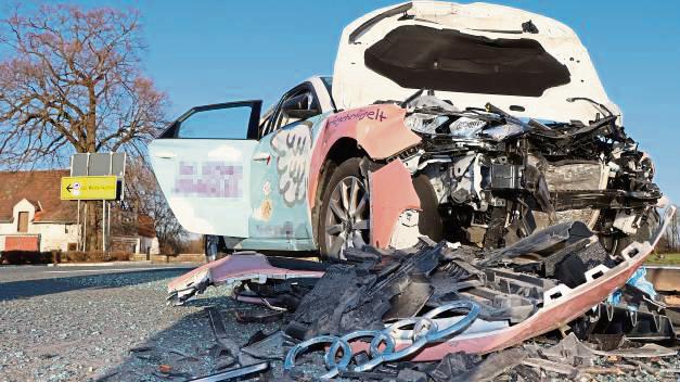 Das Auto der 28-Jährigen dürfte ein Totalschaden sein, die Fahrerin selbst blieb unverletzt. Die B1 war kurzzeitig gesperrt. Foto: Dietz