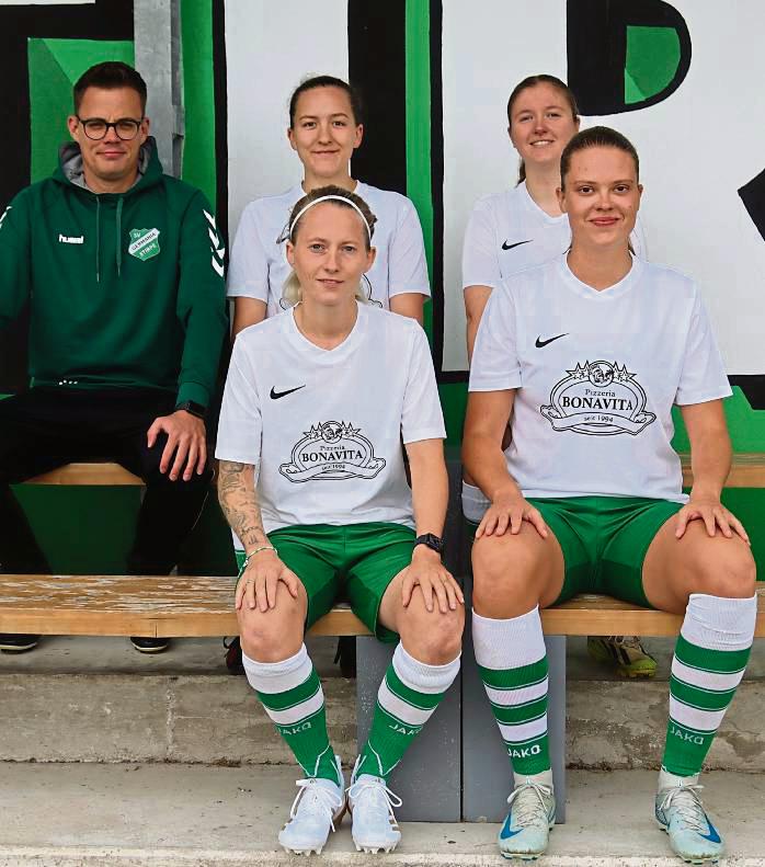 Der neue Stirper Damentrainer Philipp Stange (h.l.) will mit seiner Mannschaft nicht schlechter abschneiden als in der letzten Saison. Beim Trainingsauftakt stellte er die Neuzugänge des Landesligisten vor (h.v.l.): Marina Rasche, Helena Tuneke; (v.v.l.) Carina Jacobs, Carolin Gerber. Es fehlt Juana Driesner. Foto: Feichtinger