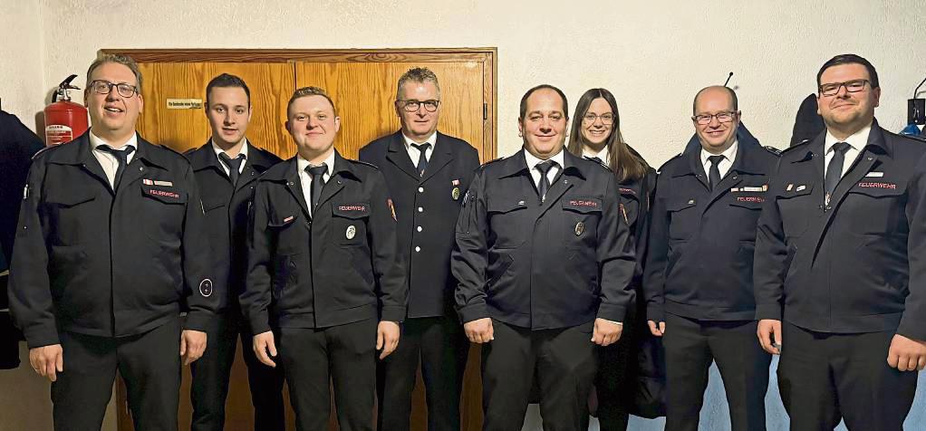 Ehrungen prägten die Versammlung: (v.l.) Löschgruppenführer Jörg Kirchhoff, Robin Sahm, Jan-Luca Hense, Ralf Bußmann, stellv. Löschgruppenführer Thorsten Steigert, Sophie Jäker, stellv. Wehrführer Thomas Steinkamp und Verbandsführer Marco Enge. Foto: Meyer