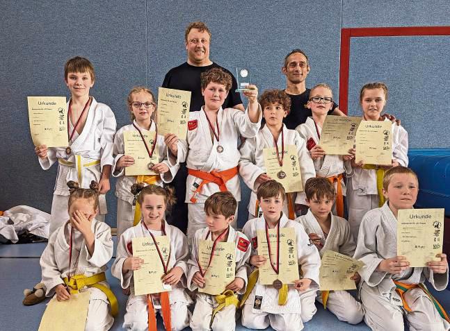 Einen der begehrten Pokale brachten auch diesmal wieder die DJK-Nachwuchsjudoka mit nach Benninghausen. Beim U12-Mannschafts-Kreisturnier in Meschede landete die Mannschaft auf dem dritten Platz.