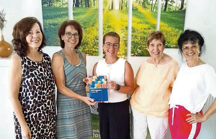 Machen Angebote für Trauernde, v.l. die Trauerbegleiterinnen des Hospizkreis: Gabriele Linauer, Sonja Berger, Anika Schnieders (VHS), Mechthild Fillinger und Mona Gruber.