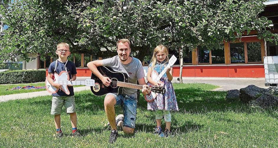 Youtube-Hit: Für´s Pressefoto hauen „Maria und Josef“ mit Kitaleiter Christopher Hausmann nochmal stolz in die Seiten.