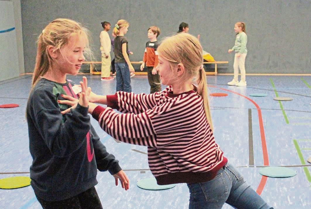 „Nein, schubs mich nicht. Sonst gehe ich es sagen.“: Die 3a übt mit Rollenspielen. Foto: Kristina Rückert