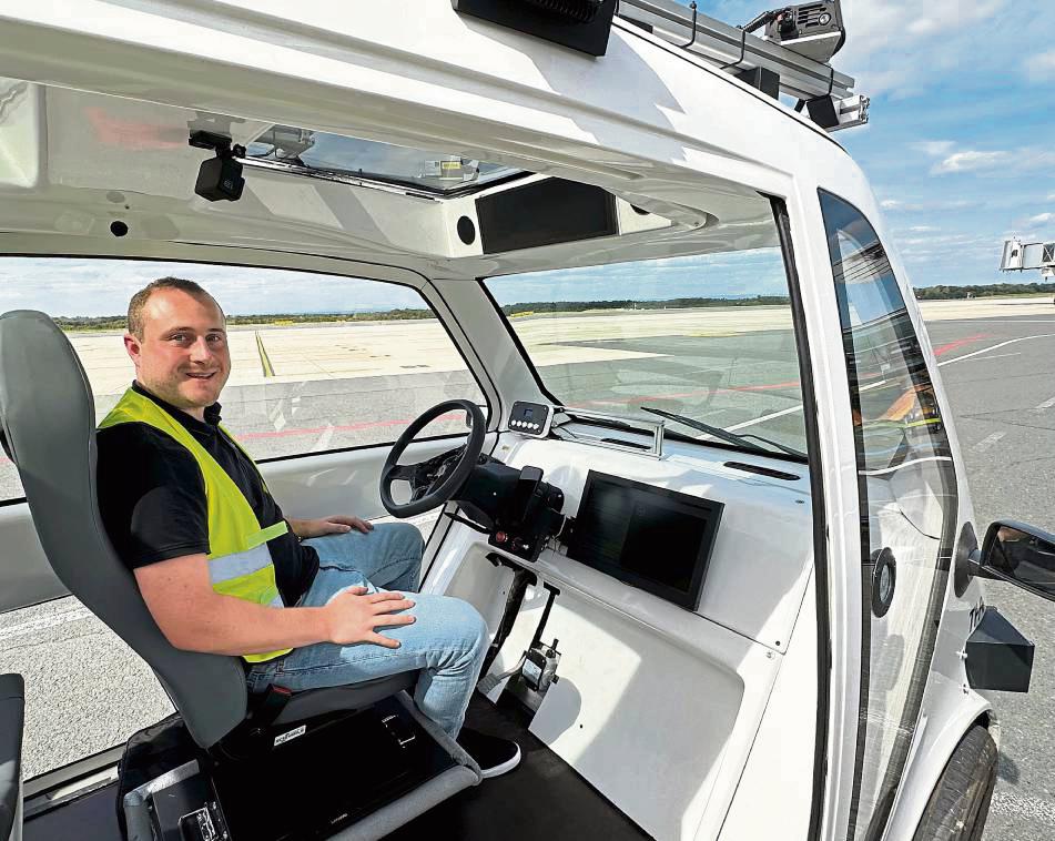 Noch als Sicherheitsfahrer im automatisierten Cab mit an Bord: Michael Sprengler von der Technischen Hochschule Augsburg begleitet das Projekt bereits seit drei Jahren.