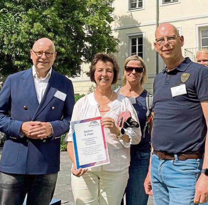 Gratulierte zum achten Platz in der Städtewertung des Wattbewerbs: der Präsident des Deutschen Städtetages Markus Lewe (l.). Die Vertreter der BG-Rüthen (v.l.) Annette Herbst-Köller, Susanne Dönnecke und Michael Sauerland nahmen die Auszeichnung für die Bergstadt in Berlin entgegen.