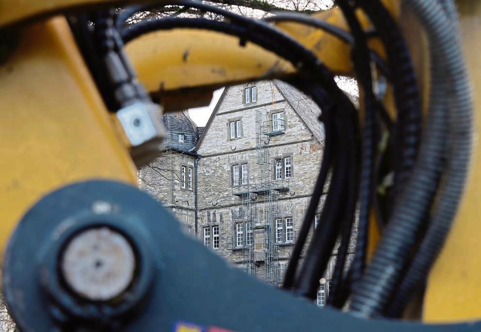 Bürgermeister Hendrik Henneböhl ist froh, dass im Schlosspark nun endlich die Bagger rollen. Die Arbeiten laufen bereits seit einigen Wochen. Foto: Ulrike Dietz