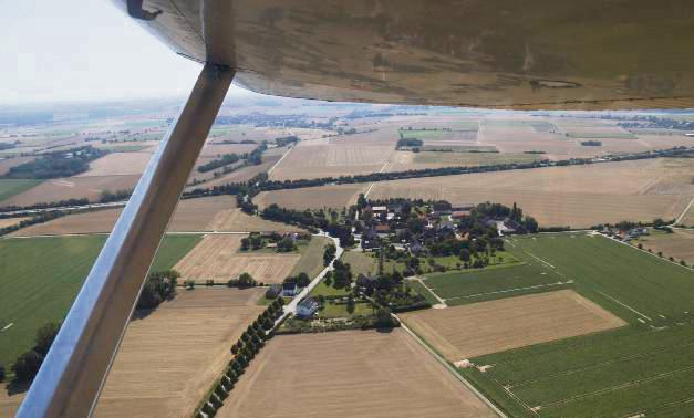 Seringhausen aus der Luft – ein schöner Anblick. Der dafür verursachte Lärm stört die Anwohner im 75-Seelen-Dorf aber gewaltig. Archivbild: Rinsche