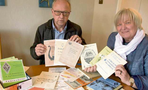 Der Vorsitzende des Sängerbundes Lippetal, Paul Strumann, und Schriftführerin Gabriele Kröner sichten die alten Dokumente und Festschriften. Foto: Hillebrand