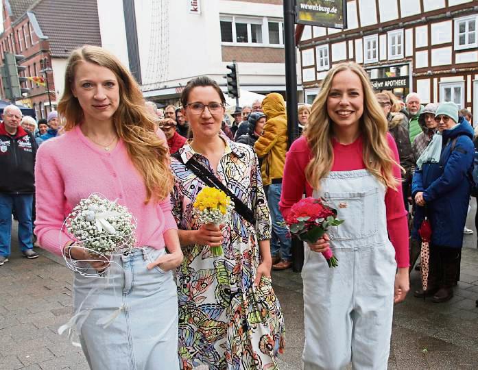 Brachten Farbe ins triste Grau: (v.l.) Janina, Debbi und Kirsten präsentierten bei einer Modenschau die neue Kollektion.