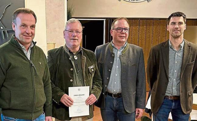 Für besonderes Engagement und ihre langjährige Treue wurden einige heimische Jäger jetzt bei der gut besuchten Hegeringsversammlung in Öchtringhausen geehrt.