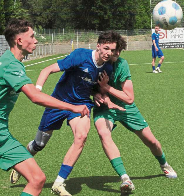 Da war viel mehr drin! Trotz zahlreicher guter Chancen mussten sich die B-Junioren des TuS Lipperode (in Blau) gegen Wethmar mit einem 1:1 begnügen. Foto: Dannhausen