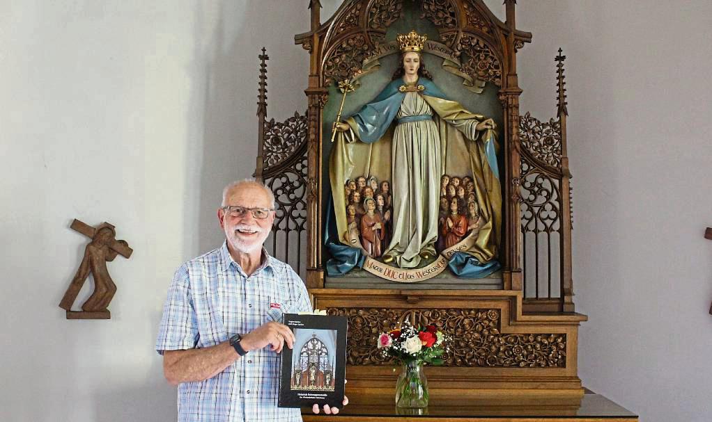 Neu in Wolfgang Marcus Sammlung: Ein Buch, in dem es um den Marienaltar geht. Foto: Mintert
