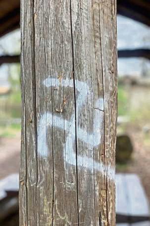 Auch das gehört zu den Hinterlassenschaften nach einem abendlichen Treffen: ein Hakenkreuz. Foto: Kienbaum