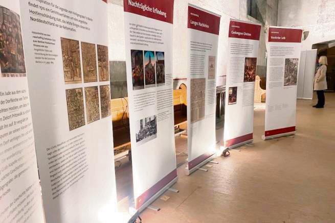Die Wanderausstellung der Evangelischen Kirche Berlin-Brandenburg-schlesische Oberlausitz ist bis zum 9. November in der Lippstädter Brüderkirche zu sehen. Fotos: Dierk Hartleb