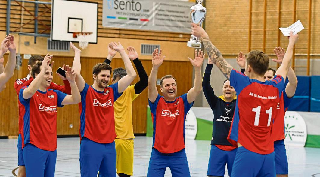 Beste Stimmung herrschte bei den Alten Herren der SG Anröchte/Mellrich, die sich bei den offenen Warsteiner Hallenstadtmeisterschaften den Titel sicherten. Foto: Lion Holdebrandt