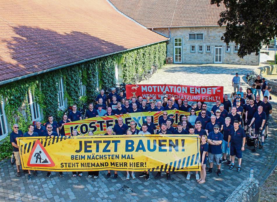 Trotz brütender Hitze gingen die Anröchter Brandschützer vor der letzten Ratssitzung auf die Barrikaden. Foto: N. Wissing