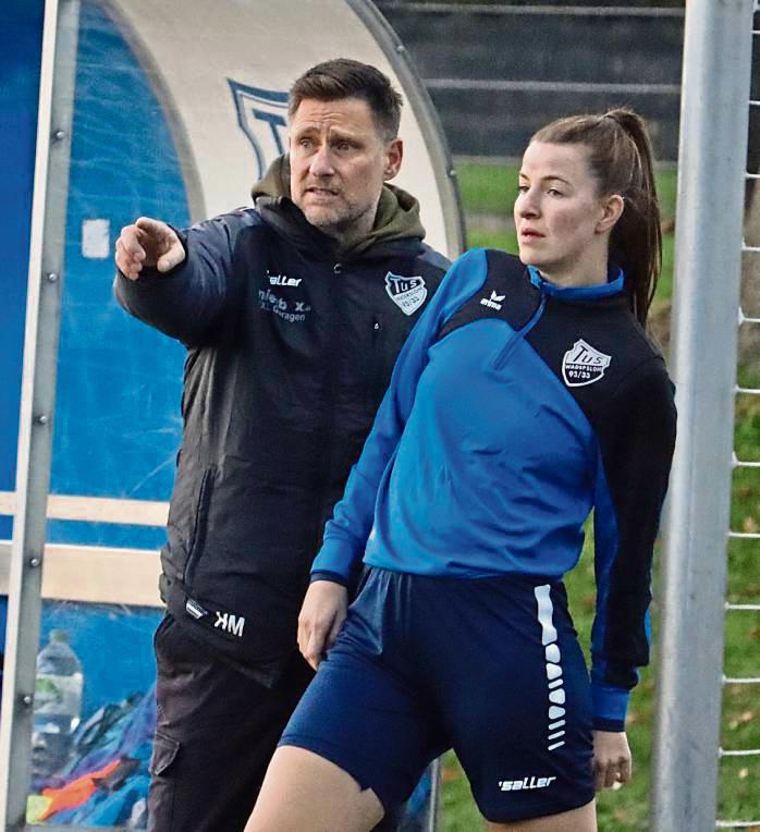 Unmissverständlich gibt TuS-Trainer Helio Manotas auch Johanna Hahues die Marschrichtung vor. Foto: Feichtinger