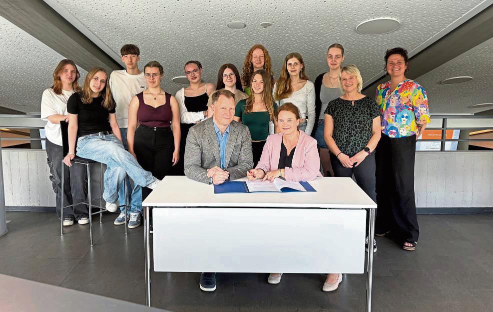 Der Kooperationsvertrag zwischen Lippstädter Stadttheater und Evangelischem Gymnasium wurde im oberen Theaterfoyer unterzeichnet. Neben Theaterleiterin Frauke Kämmerling (KWL) und dem kommissarischen Schulleiter Steven Klose (beide am Tisch) nahmen auch Lehrerin Nicole Schürmann (2.v.r.), die theaterpädagogische Mitarbeiterin des Stadttheaters, Linda Keil (r.), und mehrere Schülerinnen und Schüler daran teil.