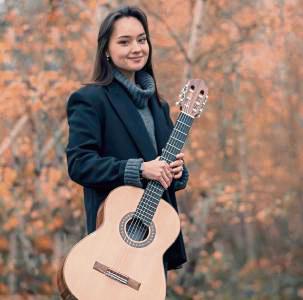 Nataliia Aleksandrova konzertiert an der Musikschule.