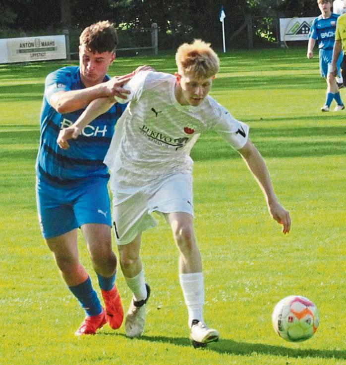 Der Jungjahrgang des TuS Lipperode (Blau) knöpfte der Erstgarnitur im vereinsinternen Duell ein 2:2 ab. Foto: Dannhausen