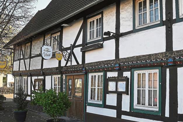 Übler Streich: Zwei junge Männer haben Silvester Böller durch die Tür ins Gasthaus Voss geworfen. Archivfoto: Tuschen