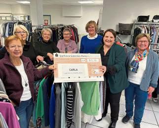 Im Kleiderladen findet jeder etwas Schönes (v.l.): Brigitte Hökenschnieder, Anna Freitäger, Maria Horstkemper, Anneliese Winkel, Annette Lübeck, Rebecca Loddenkemper vom Personalrat der Stadt Rietberg und Marita Zobel. Foto: Stadt Rietberg