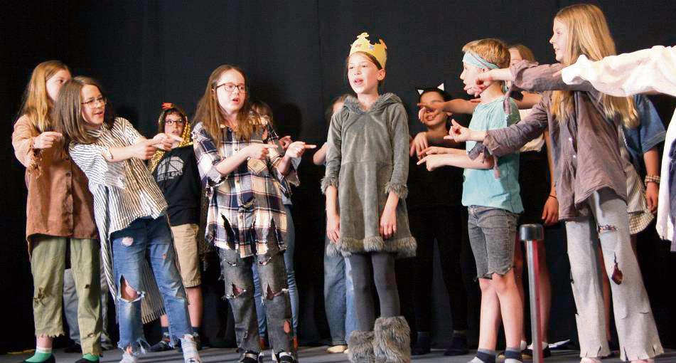 Die Musical-AG der Friedrichschule begeisterte ihr Publikum bei der Aufführung von „Wo die wilden Kerle wohnen“ mit viel Spielfreude und Kreativität. Foto: Wissing
