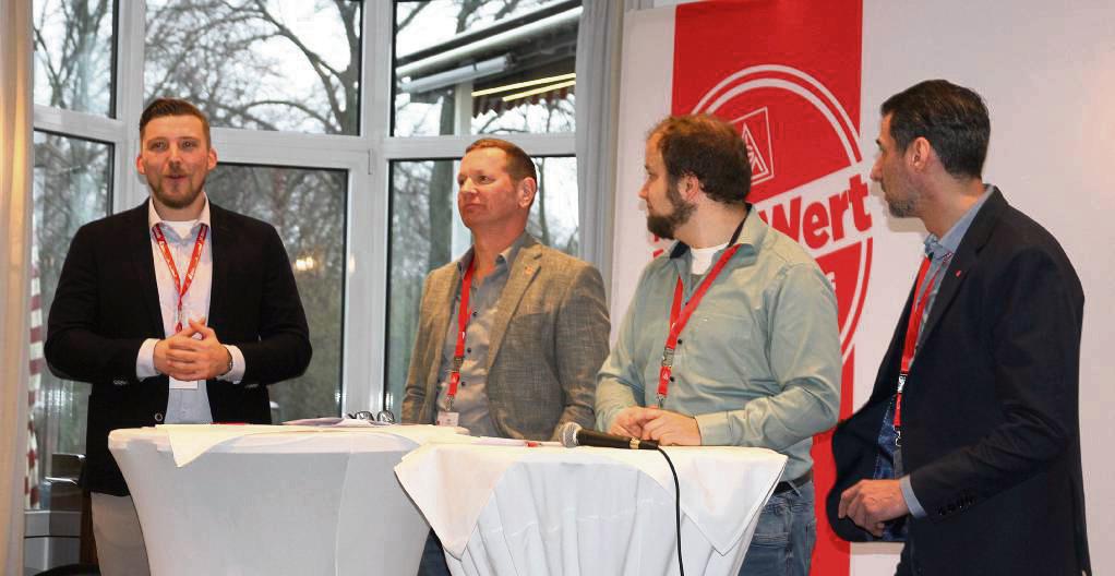 Die vier Gewerkschaftssekretäre (v.l.) Kevin Veith, Dirk Tscherning, Christian Thoenes und Markus Kirchner berichteten schlaglichtartig aus den Betrieben. Fotos: Schwade