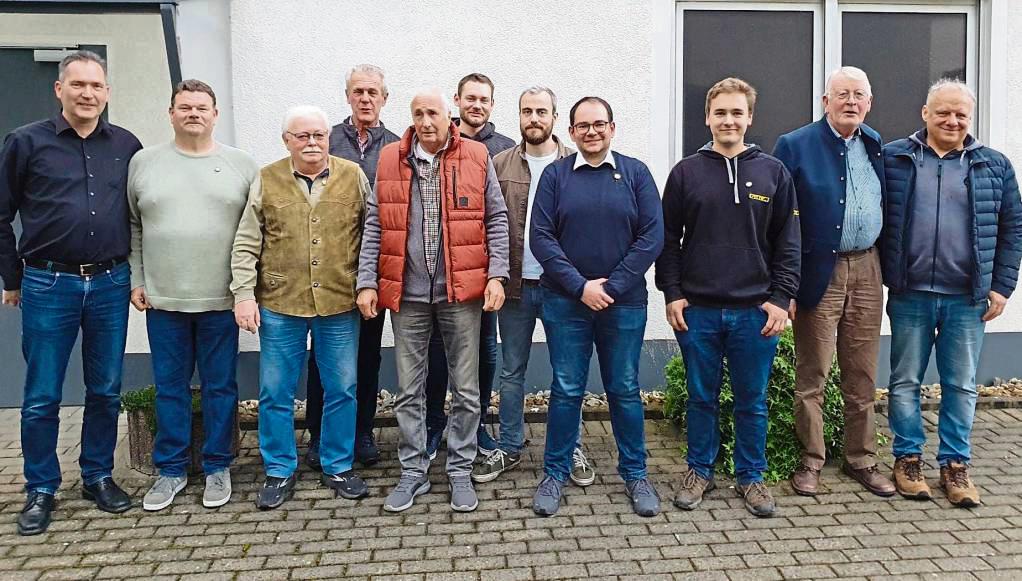 Für ihre langjährige Treue zum KKSV Geseke zeichneten der 1. Vorsitzende Frank Olschewski (l.) und der 2. Vorsitzende Peter Müller (r.) jetzt zahlreiche Mitglieder aus.