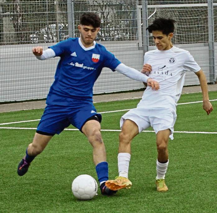 Auch im Rückspiel gegen den Delbrücker SC ließen die B-Junioren des TuS Lipperode (in Blau) nichts anbrennen und behielten am Ende mit 4:2 die Oberhand. Foto: Dannhausen