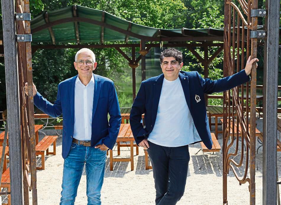 Der Name bleibt, das Gesicht ist neu: Der Bielefelder Ali-Reza Brojerdi (r.) übernimmt die Tivoli-Lounge – auch zur Freude von Untervermieter Uwe Hillemeyer. Foto: Puls