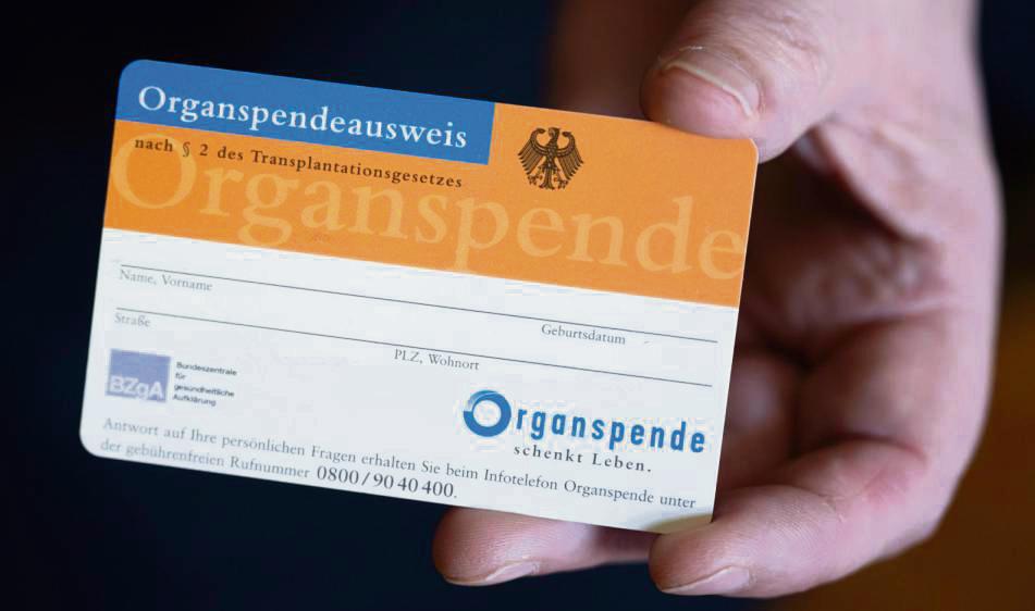 Der Organspendeausweis ist das zentrale Dokument, das im Fall der Fälle eine Entnahme von Organen ermöglicht. Eine Entscheidung kann auch online erfolgen. Foto: Hendrik Schmidt (dpa)