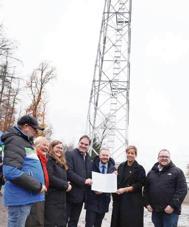 Mast-Einweihung mit Grundstückseigentümer, Bürgermeisterin, Fördergesellschaft, Mastbetreiber, Ministerin und Mobilfunkkoordinator. Foto: Vantage Towers