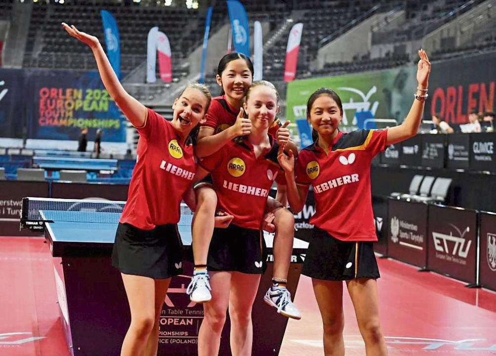 In Feierlaune: Lisa Wang vom TTK Anröchte (r.) feierte in diesem Jahr ihren bisher größten sportlichen Erfolg, als sie zusammen mit (v.l.) Lorena Morsch, Koharu Itagaki und Josephina Neumann in Polen U15-Mannschafts-Europameisterin wurde. Foto: ETTU