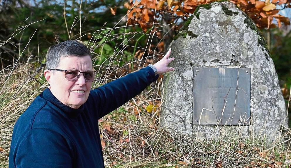 Bärbel Benda vor dem Gedenkstein an der B55 in Höhe des Stimm Stamms, der an den schrecklichen Unfall vor genau 100 Jahren erinnert. Foto: Dieter Tuschen