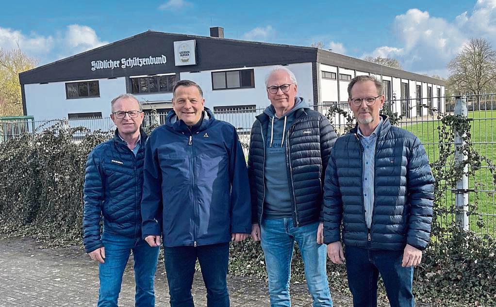 Der neu aufgestellte Vorstand um den Vorsitzenden Ralf Schulte (2.v.l.) engagiert sich für den Erhalt der Südlichen Schützenhalle (im Hintergrund).