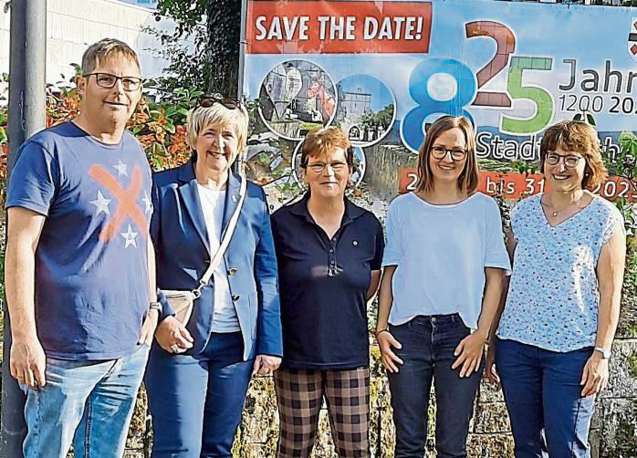 Über eine eigene Rüthener Saatmischung freuen sich (v.l.): Timo Zimmermann (Ortsvorsteher Hoinkhausen), Beatrix Krüper (stellv. Bürgermeisterin), Luise Hauswirth (Abu), Marlene Arens und Beate Berghoff (Jahr der Artenvielfalt).