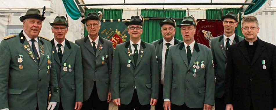 Die Vereinsjubilare (v.l.): Karl-Heinz Meyer, Alfons Schiller, Franz-Werner Schmücker, Christoph Levenig, Hubert Levenig, Andreas Luigs, Dirk Hanemann und Franz-Josef Rose.