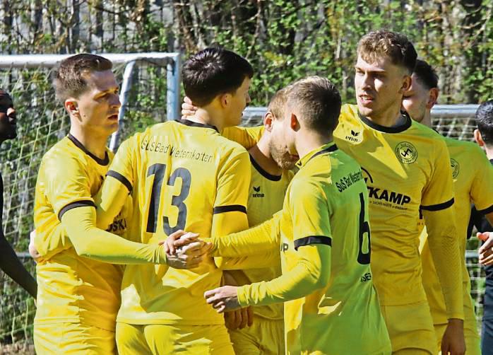 Bejubelten den neunten Auswärtssieg der Saison: die Spieler des SuS Bad Westernkotten. Foto: Wiegand