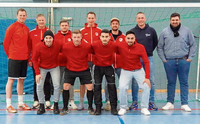 Einige Weichen für die Zukunft wurden im Lager von RW Mastholte bereits gestellt: (h.v.l.) Andre Schledde, Frank Hüttemann (beide Abteilungsvorstand), Co-Trainer Andrej Dreichel, Daniel Schledde (Abteilungsvorstand), Trainer Tobias Edler, sportlicher Leiter Mario Kirschner, sportlicher Leiter Dustin Verch; (v.v.l.): Neuzugänge Etem Oral (von Viktoria Rietberg), Iwan Dirksen (von VfL Rheda), Mohamad Bakir (von Yildizspor Rheda) und Burak Köseoglu (von VfL Rheda).