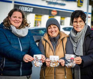 Jennifer Keuchel, Ute Paschedag und Martina Bertels (v.l.) verteilten Brezeltütchen.