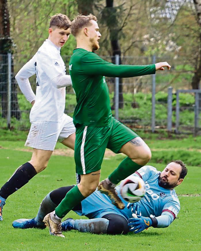 Dank des 3:0-Erfolges in Cappel kletterte SW Overhagen (in Weiß) vorübergehend auf einen Aufstiegsplatz. Auf schwierigem Geläuf nahmen die Gäste den Kampf an. Foto: Feichtinger