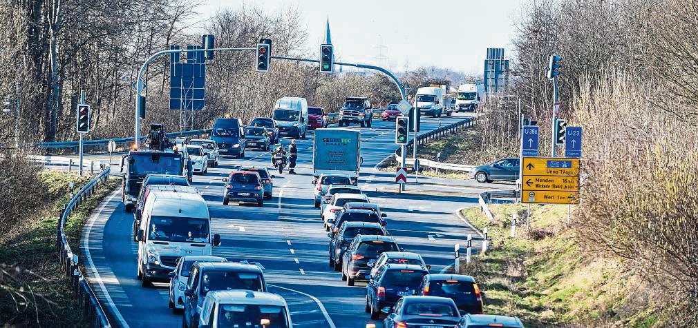 Auf der Umgehungsstraße alte B1 in Werl bot der Demonstrationszug mit seinen vielen Teilnehmern ein eindrucksvolles Bild. Fotos: Nitsche