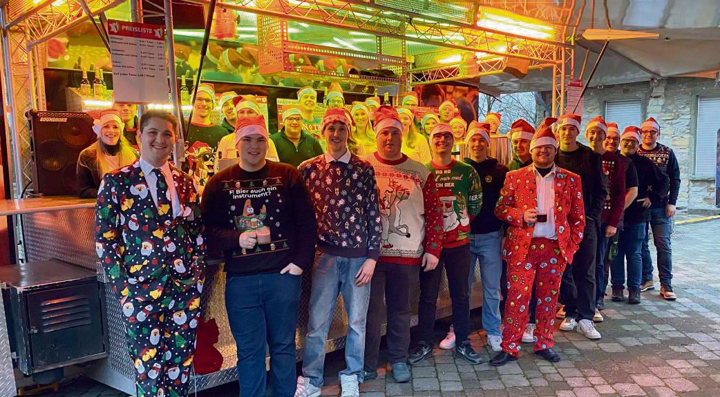 Die Junggesellen-Schützen und ihr Hofstaat verkauften den Glühwein nicht nur, sondern kosteten natürlich auch selbst davon. Der Laune war das nicht abträglich. Foto: Nicola Gerwin